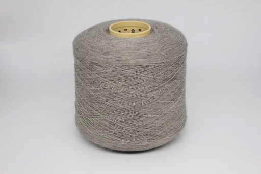 Бобинная пряжа YIK super SUDWOLLGROUP 2/30 (20% пух яка, 80% меринос), 1500 м/100 гр, теплый беж