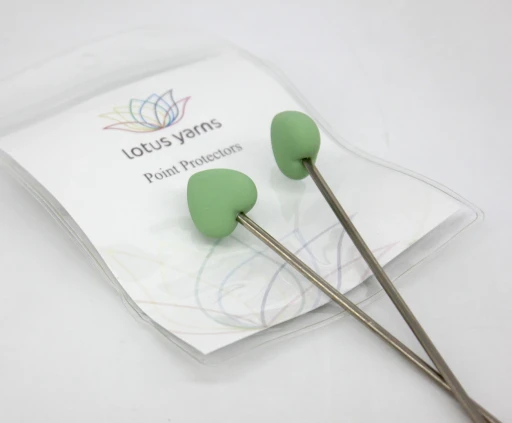 LOTUS YARNS Наконечники / заглушки / стопперы в форме сердечек (2 шт.), зеленые