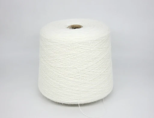Бобинная пряжа  Angora 80 ангора 80 (80% ангора, 20% нейлон), 800м/100 гр, 01 White